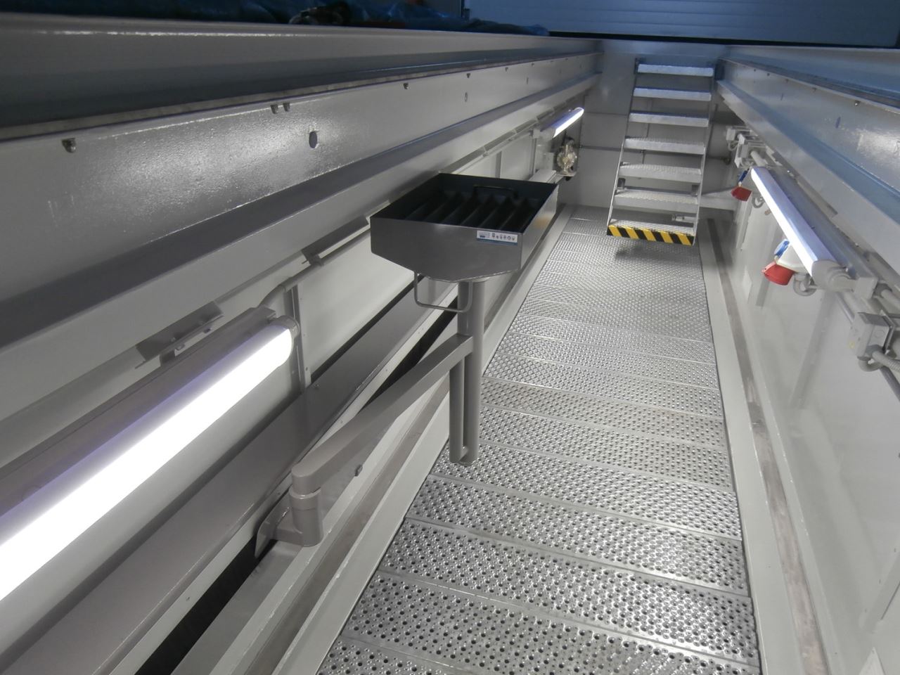 INGTOP METAL, s.r.o. dodal pro AUTODOPRAVU Parlásek LOZA montážní jámu JSR 60